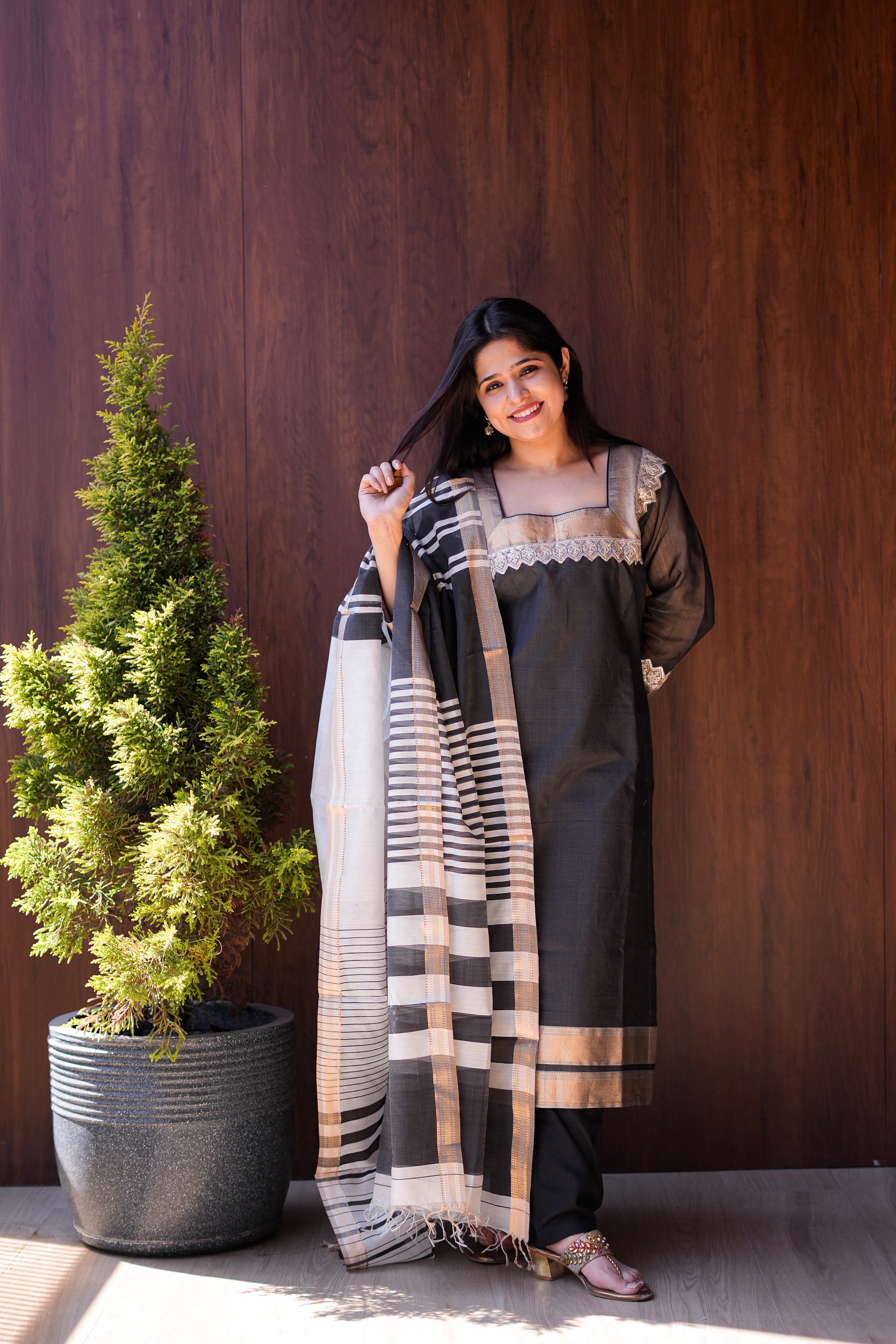 Black & Beige Handwoven Kurta & Dupatta