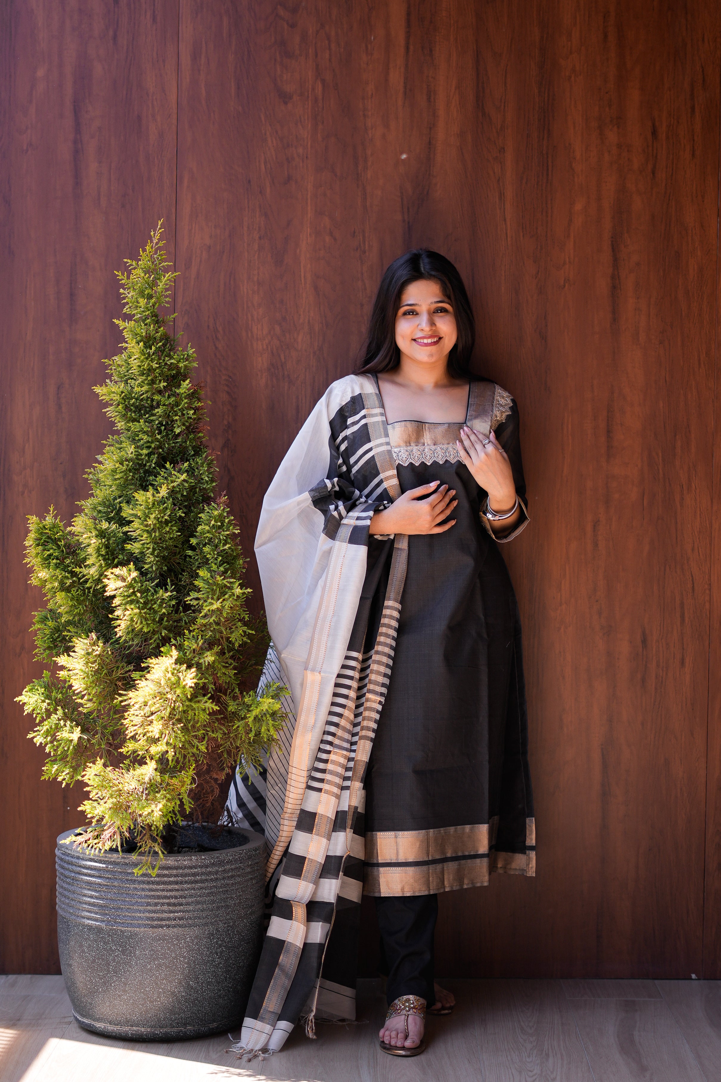 Black & Beige Handwoven Kurta & Dupatta
