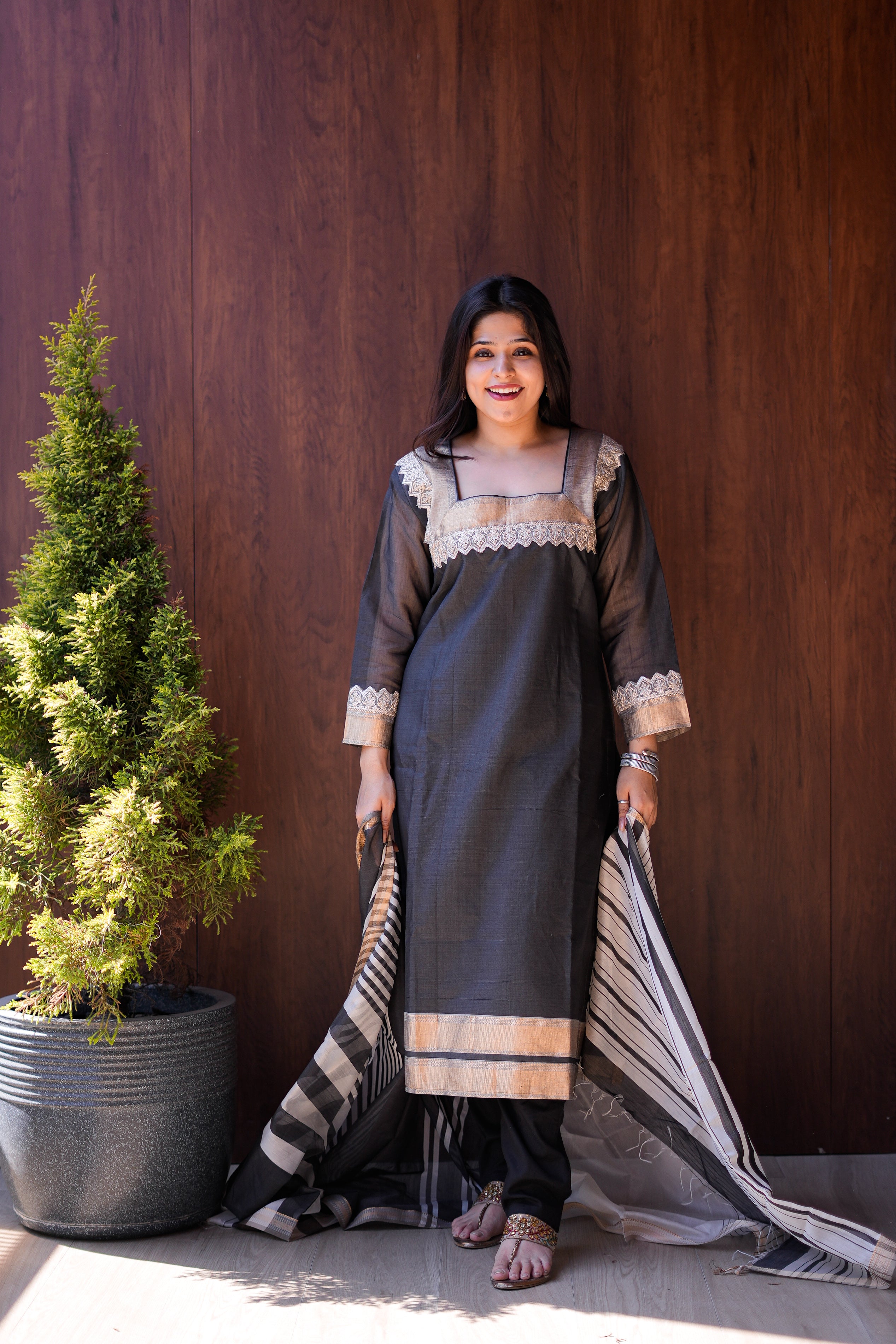 Black & Beige Handwoven Kurta & Dupatta